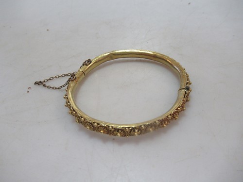 Lot 200 - A floral hinged bangle, tested as 22ct gold,...