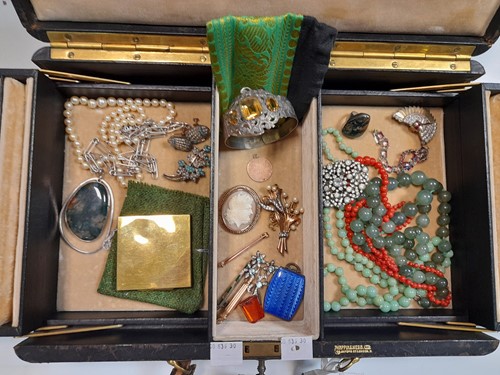 Lot 197 - A jewellery box containing various items of...