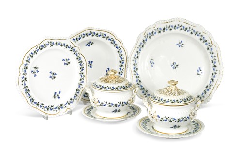 Lot 328 - A Worcester Royal Porcelain Works extensive dinner service