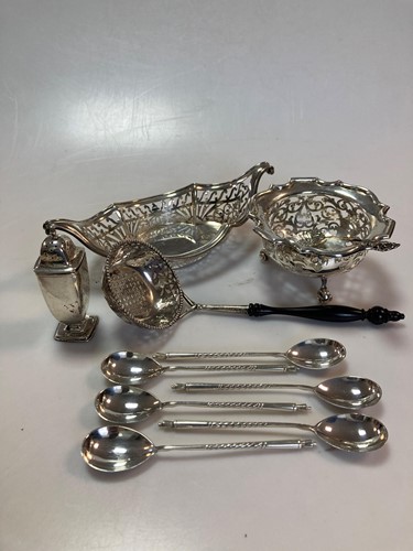 Lot 257 - Two silver pierced bon bon dishes, together...