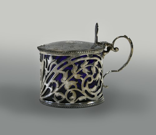 Lot 556 - A George V pierced silver drum mustard