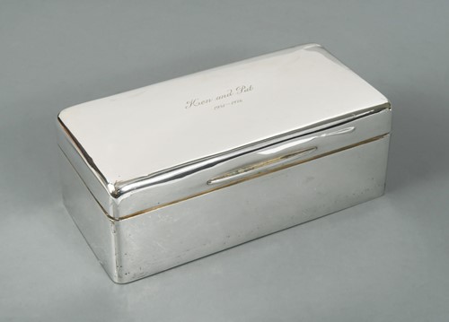 Lot 562 - A George V silver table cigarette / cigar box