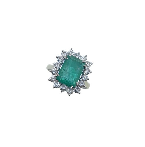 Lot 213 - An emerald and diamond cluster ring