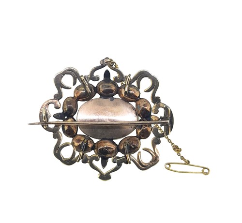 Lot 30 - A Georgian garnet memorial brooch