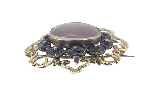Lot 30 - A Georgian garnet memorial brooch