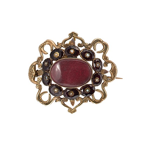 Lot 30 - A Georgian garnet memorial brooch