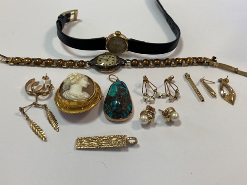 Lot 221 - A collection of jewellery to include, a...