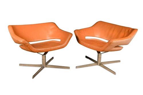 Lot 177 - Simon Pengelly for Hitch Mylius, a pair of HM85a tan leather and chrome swivel lounge chairs