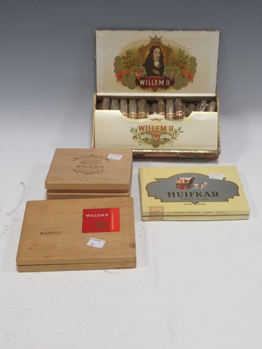 Lot 166 - Dutch cigars - Willem II - A wooden case of...