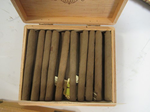Lot 166 - Dutch cigars - Willem II - A wooden case of...