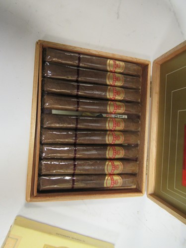 Lot 166 - Dutch cigars - Willem II - A wooden case of...
