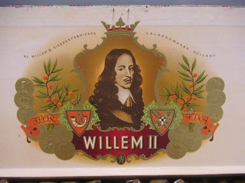 Lot 166 - Dutch cigars - Willem II - A wooden case of...