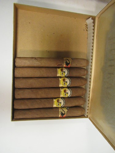Lot 166 - Dutch cigars - Willem II - A wooden case of...