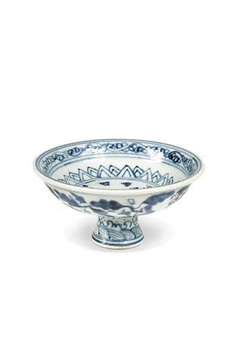 Lot 9 - A Chinese  blue and white Ming style dragon stem cup, probably Qing Dynasty or later