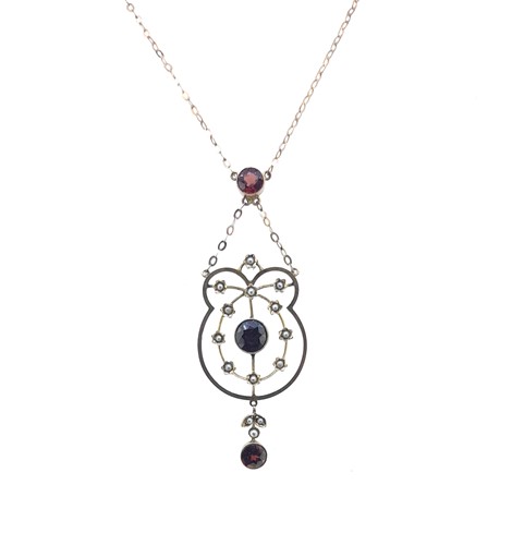 Lot 44 - An early 20th century garnet and split pearl necklace