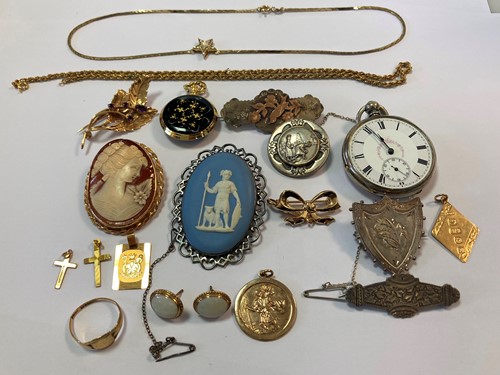 Lot 226 - A collection of jewellery including, a...