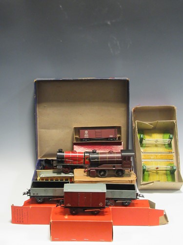 Lot 84 - Hornby 1950s O gauge trainset, including 3...