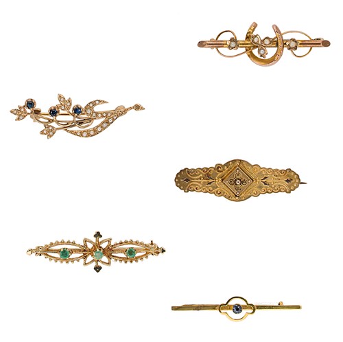 Lot 105 - A collection of brooches