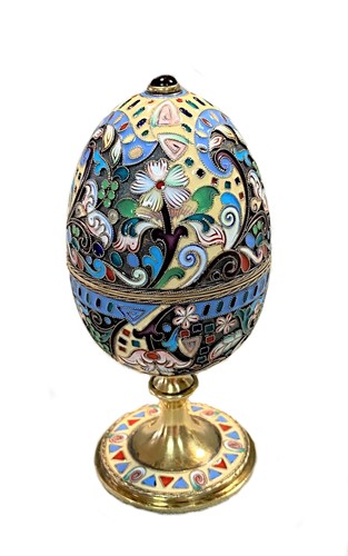 Lot 405 - An enamel and gem set egg