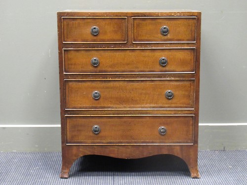 Lot 518 - A small George III style chest of drawers, 74...