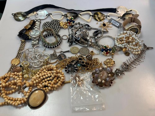 Lot 232 - A large collection of costume jewellery,...