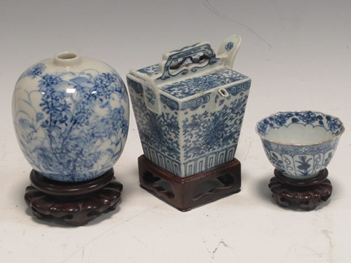 Lot 90 - Three blue and white wares including a squat...