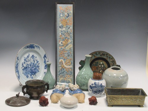 Lot 107 - A collection of decorative Chinese/Japanese...