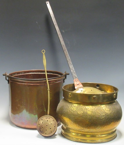 Lot 143 - A copper hanging pot with iron bale handle and...