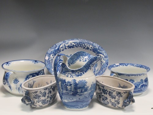 Lot 110 - A collection of blue and white ceramics to...