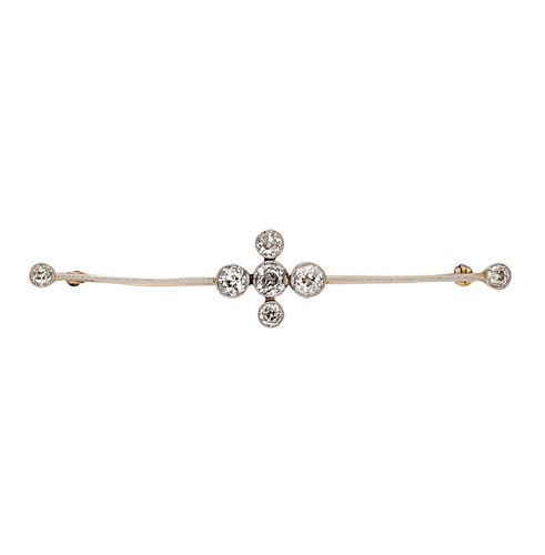 Lot 124 - An Edwardian diamond set bar brooch