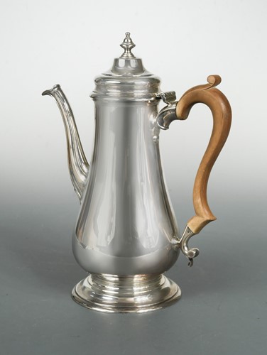 Lot 585 - A mid 20th century silver coffee pot