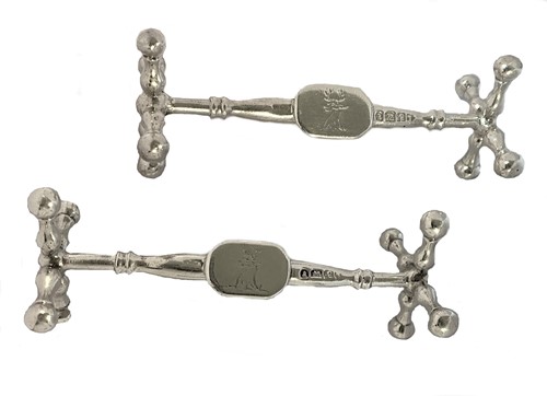 Lot 380 - A pair of George IV silver knife rests
