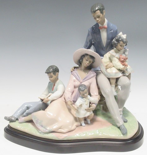 Lot 22 - A large Lladro family group 'Family of...