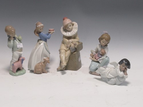 Lot 24 - Lladro figures to include 'Jester' model no....