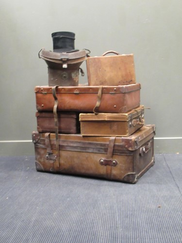 Lot 141 - A vintage leather trunk/case and four smaller...