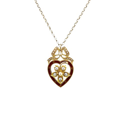 Lot 101 - An enamelled heart pendant and chain