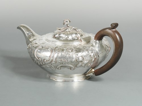 Lot 499 - A William IV silver teapot
