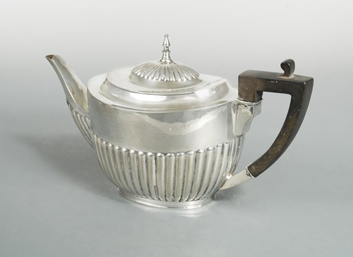 Lot 538 - An Edward VII silver teapot