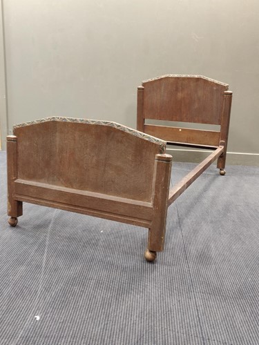 Lot 642 - A Heal's oak single bed