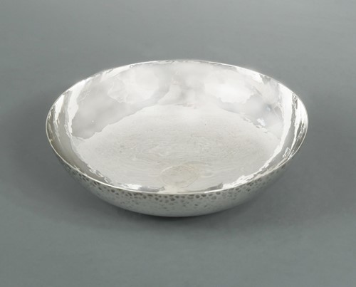 Lot 541 - An Edward VII Arts & Crafts silver fruit bowl