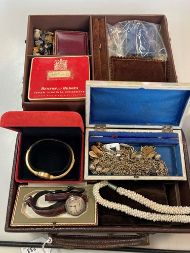 Lot 233 - A quantity of costume jewellery, together with...