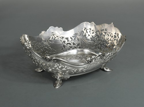 Lot 595 - Glasgow - An Edward VIII silver fruit bowl