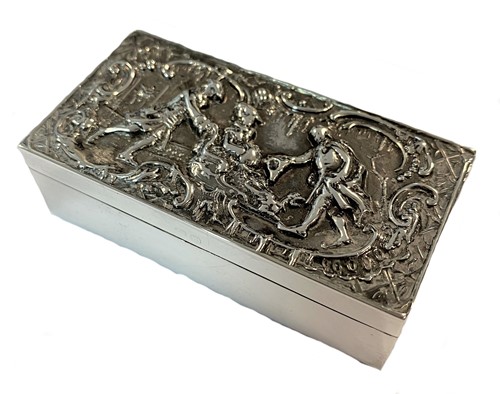 Lot 362 - A Victorian silver snuffbox