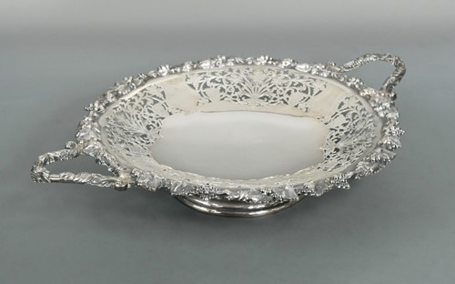 Lot 564 - A George V silver fruit dish