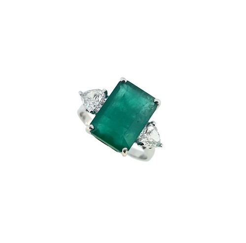 Lot 209 - An emerald and diamond three stone ring
