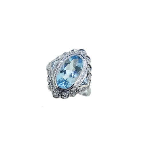 Lot 168 - An aquamarine and diamond ring