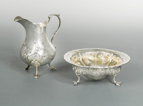 Lot 515 - A Victorian silver sweetmeat bowl and accompanying cream jug
