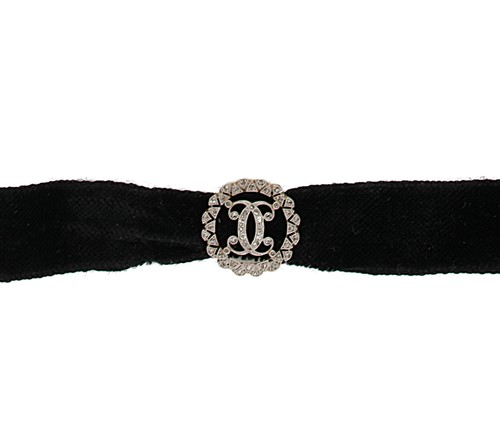 Lot 50 - An Art Deco diamond and velvet choker