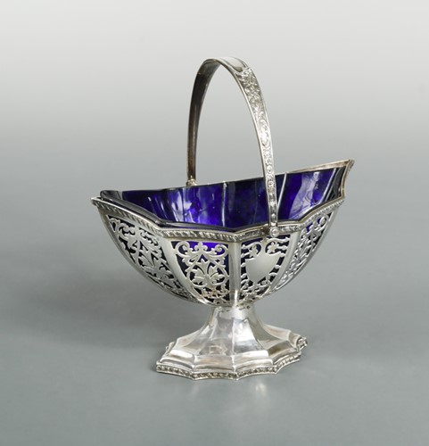 Lot 531 - An Edward VII silver swing handled sugar basket