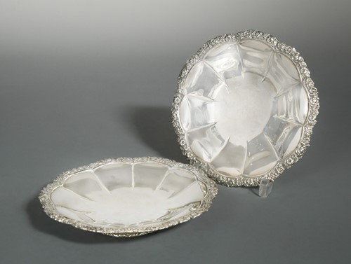 Lot 490 - A pair of George III silver sweetmeat dishes